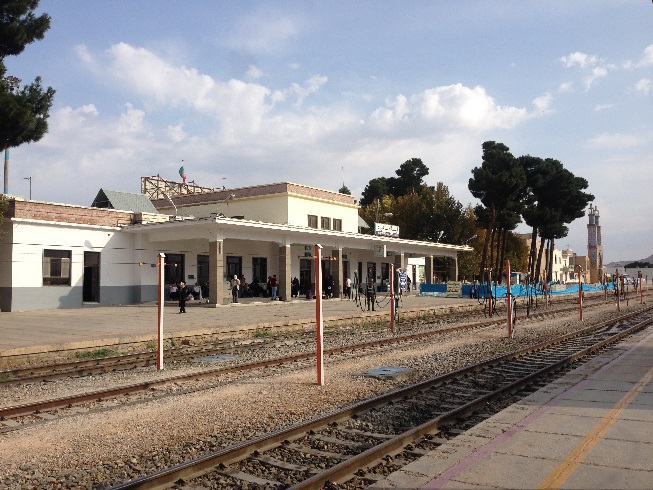 ساختمان ایستگاه راه آهن شاهرود تصویری از روی سکوی پیاده شدن مسافر